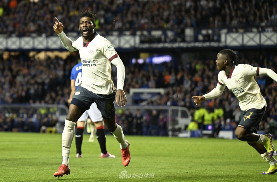 以双手紧握 以双手紧握